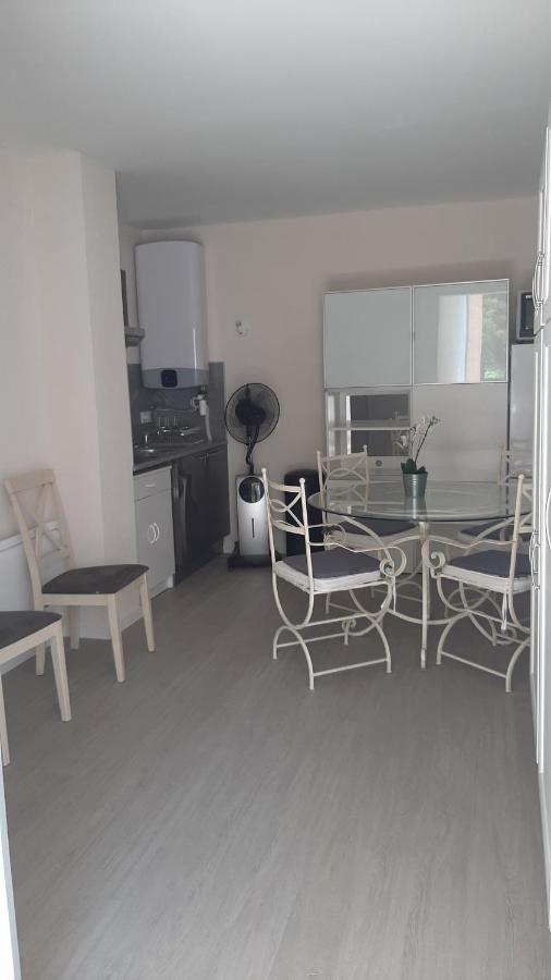 Joli Appt 2 Et Avec Parking Dans Ombragee Et Calme 5mns Et Commerces Apartment Le Grau-du-Roi