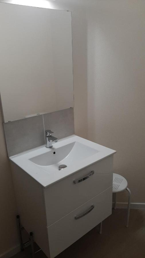 Joli Appt 2 Et Avec Parking Dans Ombragee Et Calme 5mns Et Commerces Apartment